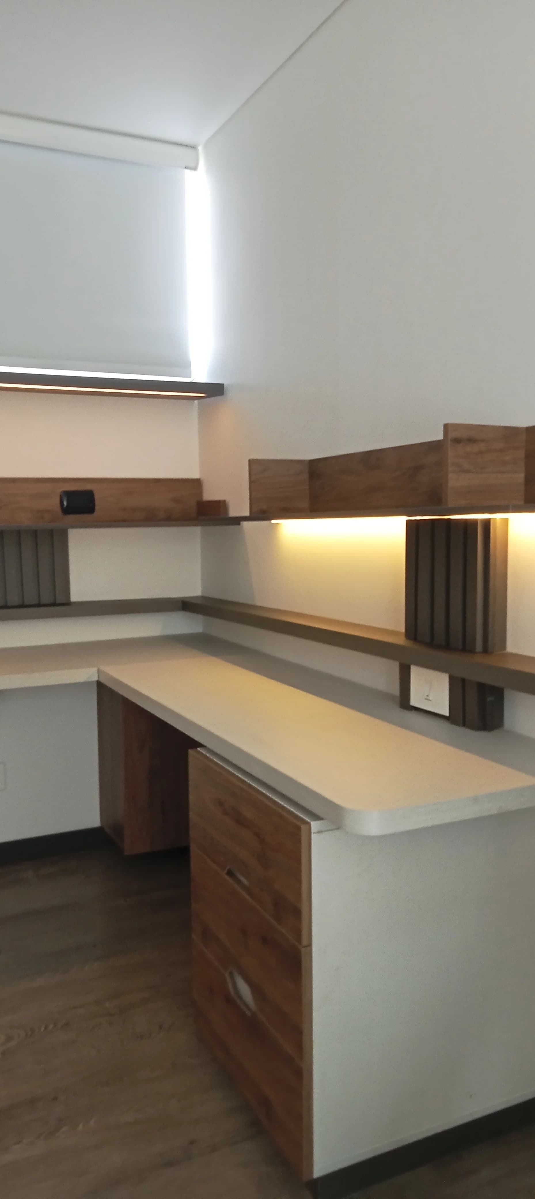 Estudio y home office con escritorio y estantería a la medida — Veta Dorada